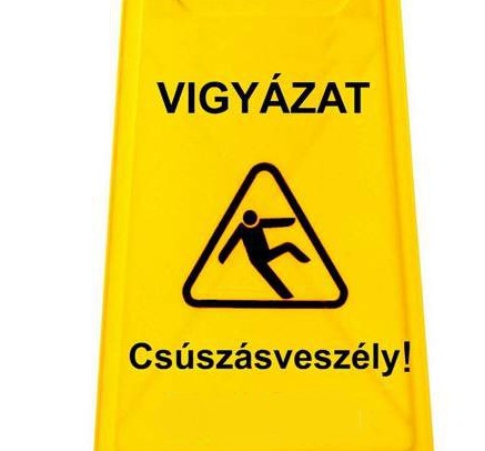 Csúszásveszélyt jelző kétoldalon magyar nyelven feliratozott műanyag tábla